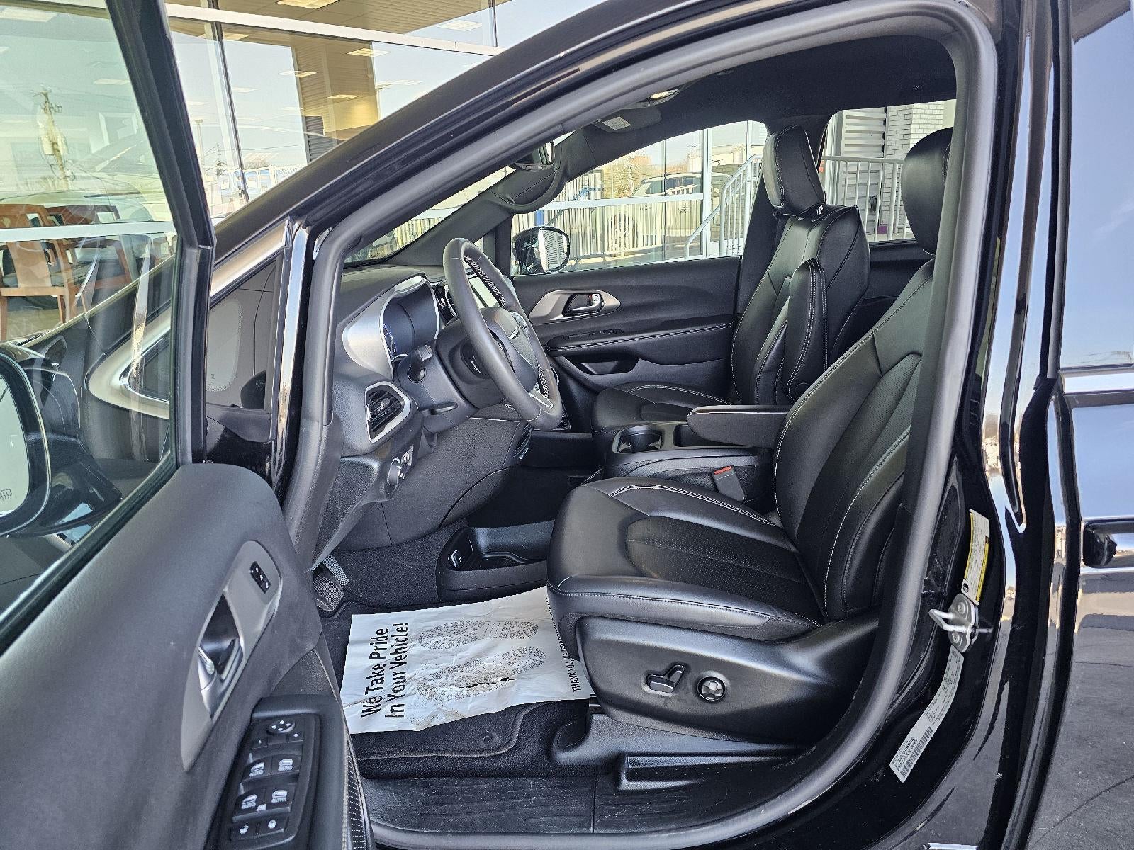 2025 Chrysler Pacifica Select